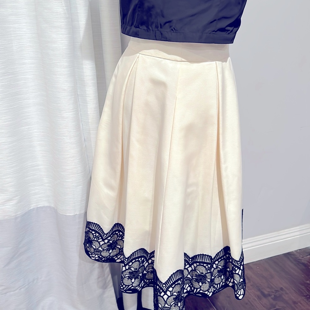 Sex in the city vibes. Eliza J full skirt. Cream white w black lace